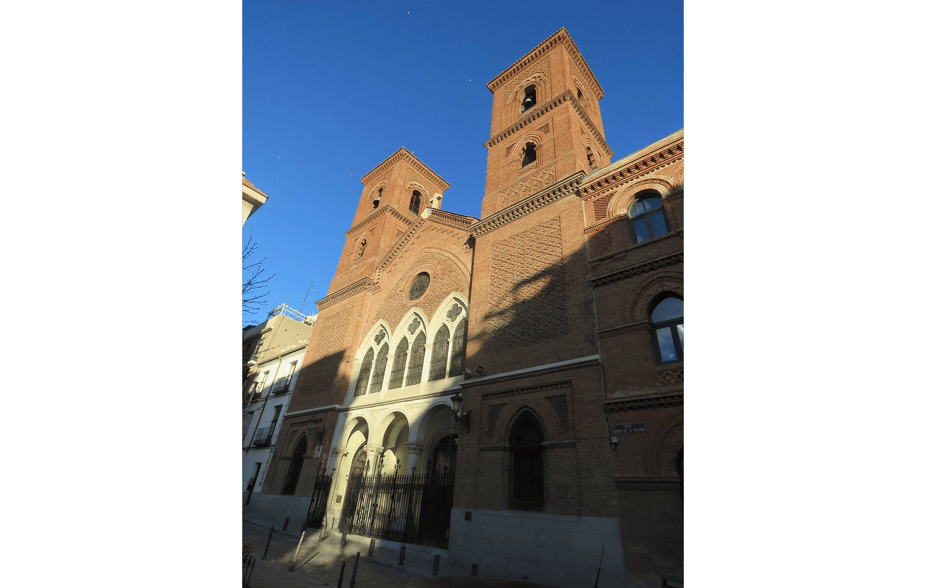 65-Madrid. Iglesia Virgen de la Paloma.