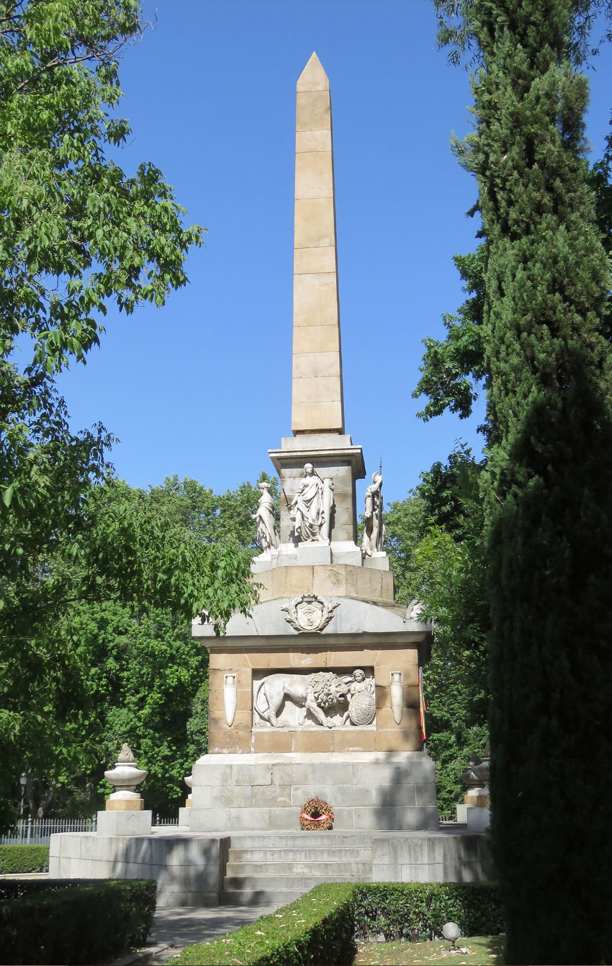 78-Madrid. Medallón de Daoiz y Velarde. Obelisco a los héroes del 2 de mayo.