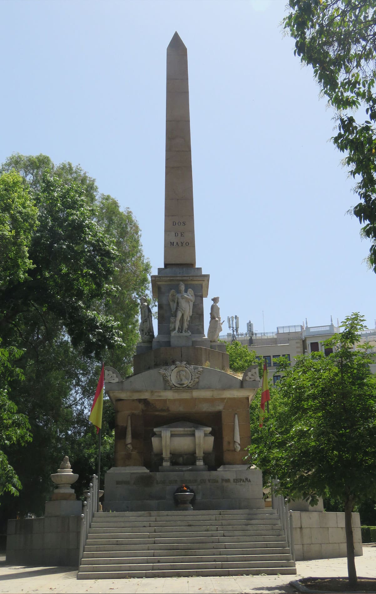 78-Madrid. Medallón de Daoiz y Velarde. Obelisco a los héroes del 2 de mayo.
