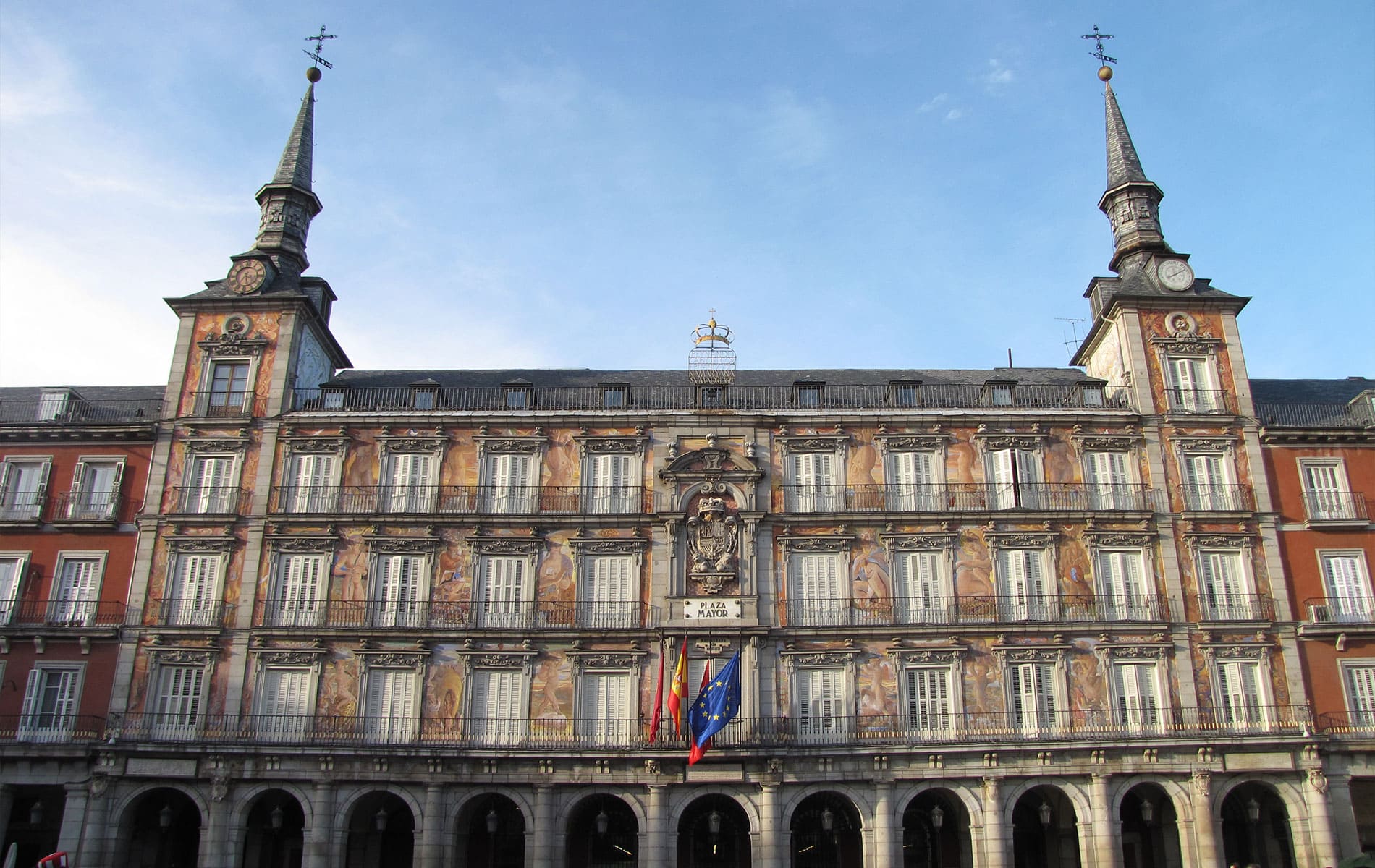 9-Madrid. Plaza Mayor. Destaca la Casa de la Panadería